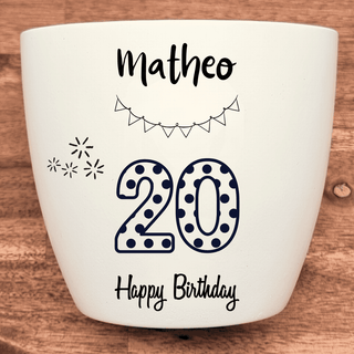 Weißer Blumentopf mit "Matheo", "20" und "Happy Birthday" Aufdruck, 20. Geburtstagsgeschenk.
