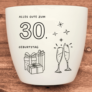Weißer Blumentopf mit "Alles Gute zum 30. Geburtstag" Aufdruck, Geschenken und Sektgläsern. 30. Geburtstagsgeschenk.