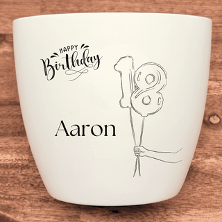 Weißer Blumentopf mit "Happy Birthday"-Schriftzug und "18"-Luftballon-Motiv, personalisiert mit "Aaron". 18. Geburtstagsge...