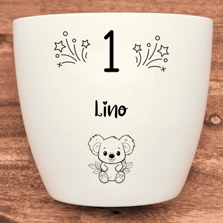 Weißer Blumentopf mit Gravur "1", Sternen, "Lino" und einem Koala. 1. Geburtstagsgeschenk.
