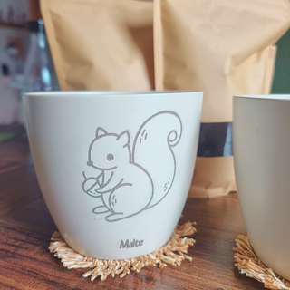 Weißer Blumentopf mit Eichhörnchen-Motiv für "Mein erstes Pflanz-Set" von Naturmacher.