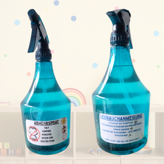 Zwei blaue Sprühflaschen mit Etiketten für Anti-Monster-Spray, Hintergrund mit Regenbogen.
