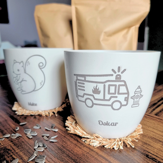 Zwei personalisierte Blumentöpfe von Naturmacher "Mein erstes Pflanz-Set" mit Eichhörnchen & Feuerwehrauto Motiv, Saatgut ...