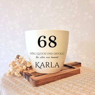 Beiger Blumentopf mit "68", "Viel Glück und Erfolg" und "KARLA" graviert. 68. Geburtstagsgeschenk.