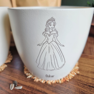 Weißer Blumentopf mit Prinzessin-Motiv und dem Namen "Oskar", Teil des "Mein erstes Pflanz-Set" von Naturmacher.