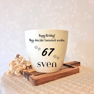 Beiger Blumentopf mit Gravur "Happy Birthday! Möge dein Jahr fantastisch werden. 67 Sven". 67. Geburtstagsgeschenk.