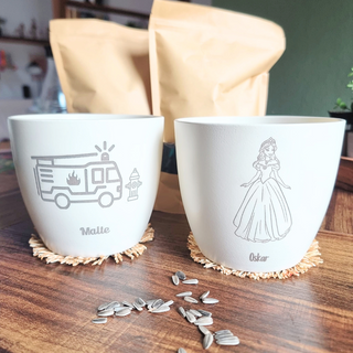 Zwei personalisierte Pflanztöpfe "Mein erstes Pflanz-Set" mit Feuerwehr- bzw. Prinzessinnenmotiv, Namen Malte und Oskar, u...