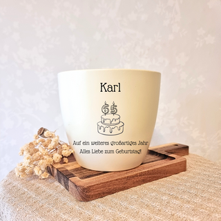 Gravierter Blumentopf "Karl", 65. Geburtstag, mit Geburtstagstorte und Glückwünschen. Geschenkidee von Natur Macher.