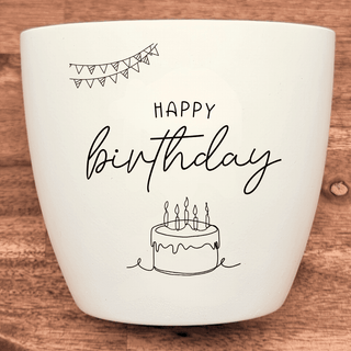 Weißer Blumentopf mit "Happy Birthday"-Schriftzug und Geburtstagstorte. Geburtstagsgeschenk von Natur Macher.