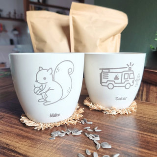 Zwei personalisierte Blumentöpfe "Mein erstes Pflanz-Set" mit Eichhörnchen- und Feuerwehrauto-Motiv, Samen und Untersetzer...