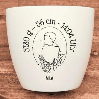 Weißer Blumentopf mit Babyportrait, Geburtsdaten (3180g, 56cm, 14:04 Uhr) und Namen "Mila". Personalisiertes Geschenk zur ...