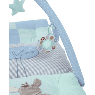 Sterntaler Baby Spielbogen Emmi, Detailansicht: Blauer Spielbogen mit hängendem Spielzeug und mintgrüner Spieldecke. Förde...