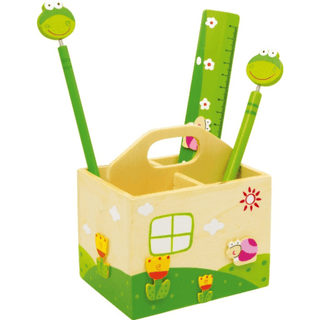 Goki Stiftebox Frosch aus Holz mit zwei Fächern, Stiften und Lineal, verziert mit Fröschen, Schnecken, Blumen und Sonne.