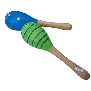 Zwei bunte Holz-Babyrasseln (Maracas) von Relaxday, blau mit Punkten und grün gestreift, liegen auf weißem Hintergrund. Id...