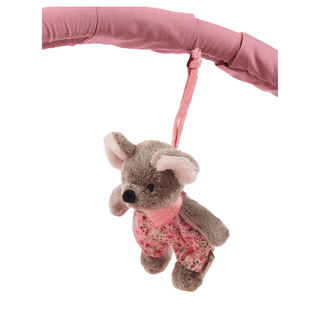 Sterntaler Baby Spielbogen Mabel: Detailansicht der grauen Stoffmaus mit rosa Blumenoverall, hängend am Spielbogen.