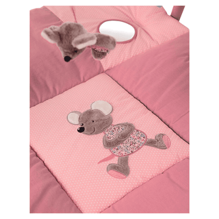 Sterntaler Baby Spielbogen Mabel: Detailansicht der rosa Spieldecke mit Maus-Motiv und Spielspiegel.