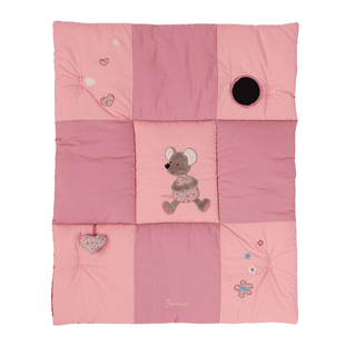 Sterntaler Baby Spielbogen Mabel, rosa Patchworkdecke mit Mausmotiv, Herzen und Blumen. Fördert spielerisch die Entwicklung.