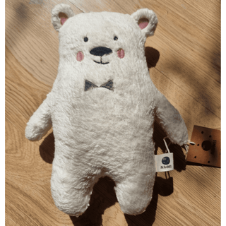 Plüschiger Eisbär Wim von ava&yves mit Fliege. Weiches, weißes Fell, rosa Wangen. Kuscheltier für Kinder.