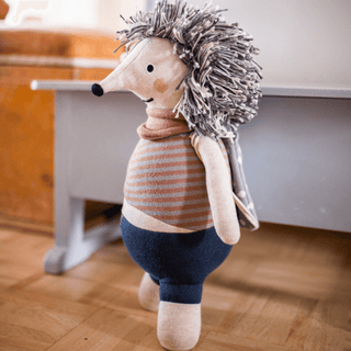 Stoffigel Kurt von ava&yves mit grauem Stachelkleid, gestreiftem Shirt, blauer Hose und Halstuch.