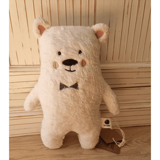 Plüschiger Eisbär Wim von ava&yves mit Fliege. Weißer, flauschiger Kuschelbär für Kinder.