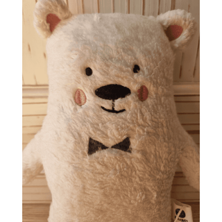 Plüschiger Eisbär Wim von ava&yves mit Fliege. Weißer, flauschiger Kuschelbär mit rosa Wangen und schwarzer Nase. Ideal zu...