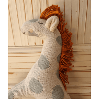 Kuschelige Giraffe von Ava & Yves mit gepunktetem beige-blauem Stoff und oranger Mähne. Spielzeug für Kinder.