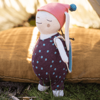 Kuschelhase Alva von ava&yves mit rosa Mütze und blau gepunktetem Strampler. Niedliches Stofftier für Kinder.