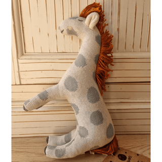 Kuscheliges Giraffen-Stofftier von Ava & Yves, beige mit grauen Punkten und oranger Mähne. Ideal für Kinder.