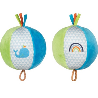 Zwei weiche Goki Babybälle mit Glocke. Einer blau mit Wal, einer grün mit Regenbogen. Fördert aktive Bewegung.