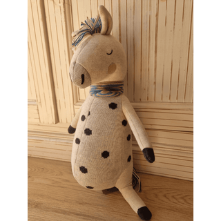 Kuscheltier Pferd, beige mit schwarzen Punkten, blauem Schal, von ava&yves, aus Bio-Strick.