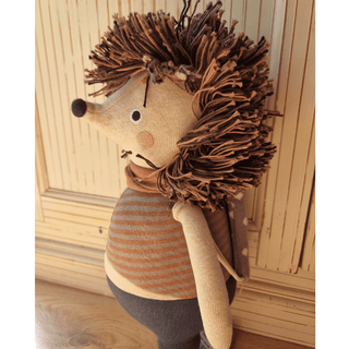 Stoffigel Kurt von ava&yves mit brauner Mähne, gestreiftem Pullover und grauem Halstuch.