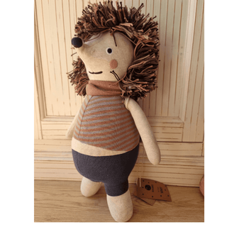 Stoffigel Kurt von ava&yves mit brauner Mähne, gestreiftem Shirt und blauer Hose.