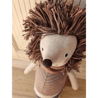 Stoffigel Kurt von ava&yves mit brauner Mähne, gestreiftem Pullover und Schal.