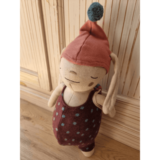 Stoffhase Alva von ava&yves mit rosa Mütze und gepunktetem Strampler. Niedliches Kuscheltier für Kinder.