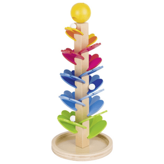 Goki Murmelbahn aus Holz mit bunten, herzförmigen Ebenen und weißen Murmeln. Fördert Spielspaß für Kinder.