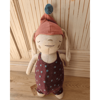 Kuschelhase Alva von ava&yves mit rosa Mütze und gepunktetem Strampler. Stofftier für Kinder.