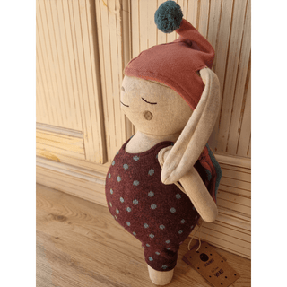 Kuschelhase Alva von ava&yves im gepunkteten Badeanzug mit Schlafmütze. Niedliches Stofftier für Kinder.