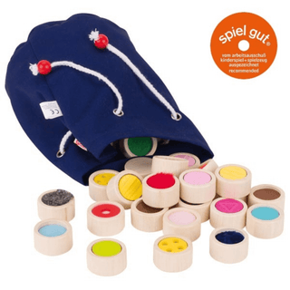 Goki Fühlmemo-Spiel: Holzsteine mit verschiedenen Oberflächen in blauem Stoffbeutel.  Fördert Tastsinn & Gedächtnis.