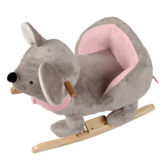 Plüschmaus Mabel Schaukeltier, grau mit rosa Schal und Sitz, auf Holzkuven.