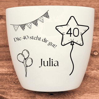 Weißer Blumentopf mit 40. Geburtstags-Motiv: Sternballon mit "40", Girlande, Luftballons und Schriftzug "Die 40 steht dir ...