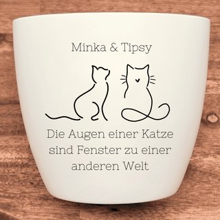 Weißer Blumentopf mit Gravur zweier Katzen und dem Spruch "Die Augen einer Katze sind Fenster zu einer anderen Welt". Pers...
