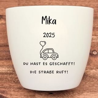 Weißer Blumentopf mit Aufdruck "Mika 2025", Auto mit Herzballon & "Du hast es geschafft! Die Straße ruft!". Abschlussgesch...