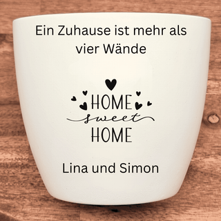 Weißer Blumentopf mit Gravur "Ein Zuhause ist mehr als vier Wände", "Home sweet Home" und "Lina und Simon". Einzugsgeschenk.