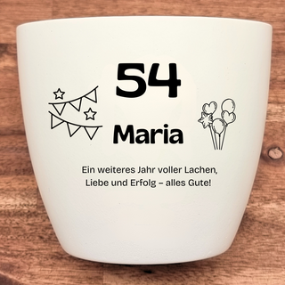 Weißer Blumentopf mit "54 Maria" und Geburtstagsmotiven, graviert. Geburtstagsgeschenk für Maria zum 54. Geburtstag.