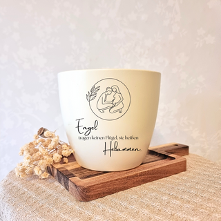 Beiger Blumentopf mit Gravur "Engel tragen keine Flügel, sie heißen Hebammen" - Abschiedsgeschenk für Hebammen.