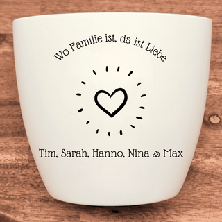 Weißer Blumentopf mit Gravur "Wo Familie ist, da ist Liebe" und Herz. Personalisierbar mit Namen.  Familiengeschenk von Na...