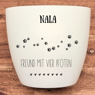 Weißer Blumentopf mit Pfotenabdrücken, Herzen und dem Schriftzug "NALA" und "Freund mit vier Pfoten". Personalisierbares G...
