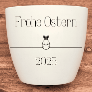 Weißer Blumentopf mit Osterhasen-Motiv und "Frohe Ostern 2025" Gravur. Ostergeschenk von Natur Macher.