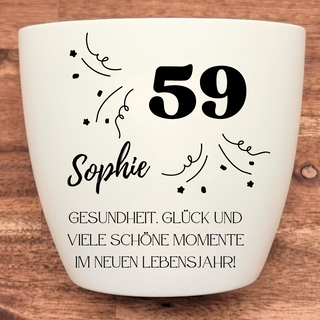 Weißer Blumentopf mit "59", "Sophie" und Geburtstagsglückwünschen graviert. 59. Geburtstagsgeschenk.