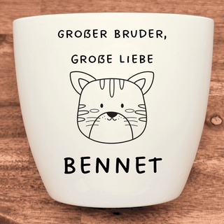 Weißer Blumentopf mit Katzenmotiv und Aufschrift "Großer Bruder, große Liebe Bennet". Geschenk für große Brüder.